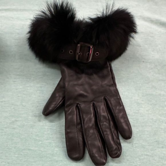 Luxurious Black Fur-Trimmed Leather Gloves - Picture 7 of 8
